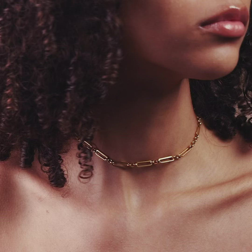 Video of woman wearing Solar Link Chain in Gold
