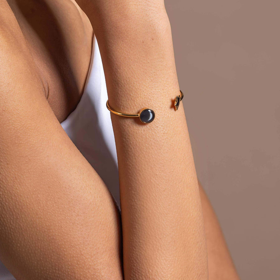 Woman wearing Moon phase Crépuscule Cuff in Gold